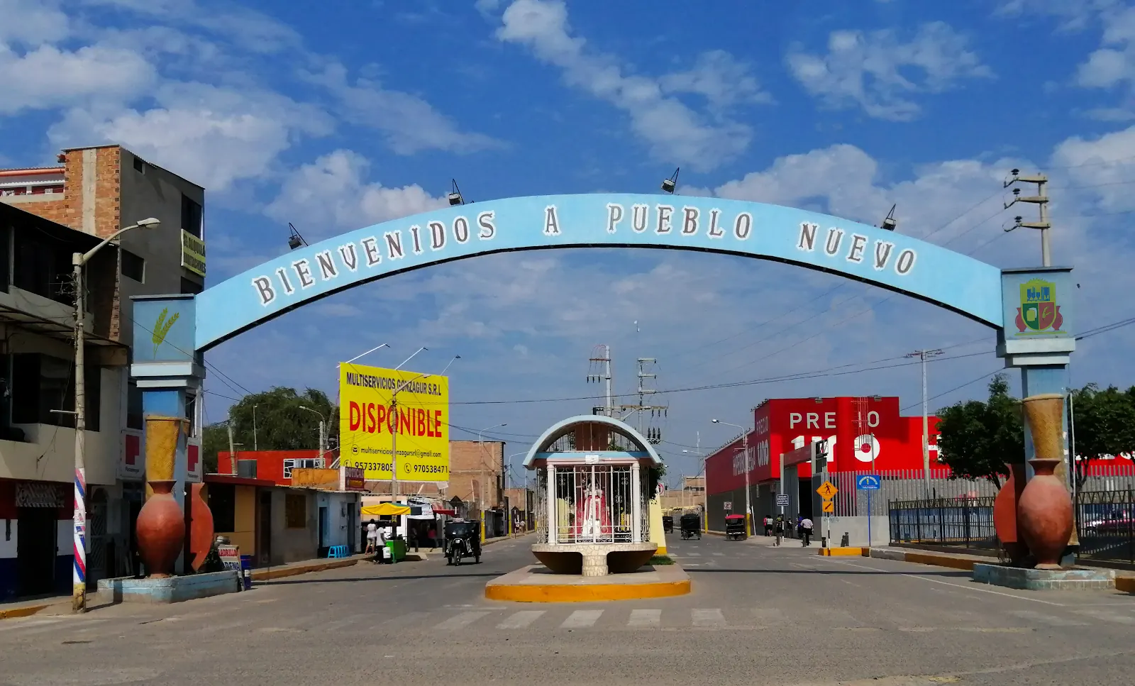 Arco de bienvenida a Pueblo Nuevo en una calle principal del distrito.